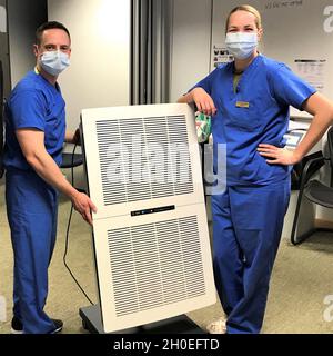 Die Vilseck Army Dental Clinic hat vor kurzem einen praktischen Ansatz gewählt und 25 tragbare HEPA-Filter (High Efficiency Particulate Air) in jedem ihrer zahnärztlichen Behandlungsräume oder Operationsräume montiert und in Betrieb genommen. Stockfoto