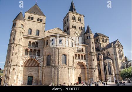 Trier - die hohe Domkirche St. Peter zu Trier ist die älteste Bischofskirche Deutschlands und die Mutterkirche des Bistums Trier Stockfoto