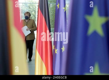 Berlin, Deutschland. Oktober 2021. Bundeskanzlerin Angela Merkel (CDU) kommt zu einer Stellungnahme im Bundeskanzleramt, um Informationen über den virtuellen G20-Sondergipfel zur Krise in Afghanistan zu geben. Das Thema sind die Hilfsbemühungen für die Zivilbevölkerung nach der Machtübernahmen der Taliban. Quelle: Christoph Soeder/dpa/Alamy Live News Stockfoto