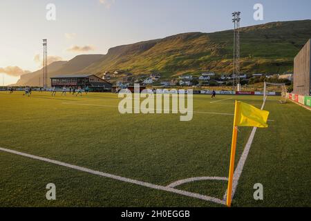 Frauen spielen Fußball in Sorvagur, Vagar Island, Färöer Inseln, Europa. Stockfoto