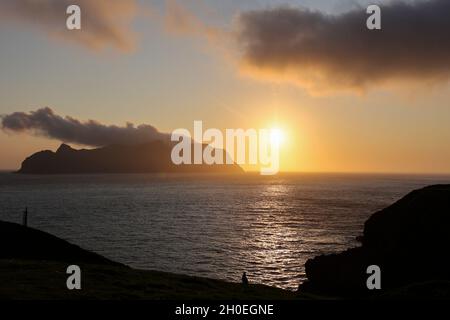 Blick auf den Sonnenuntergang und die Mykines Insel von Gasadalur, Vagar Insel, Färöer Inseln, Skandinavien, Europa. Stockfoto