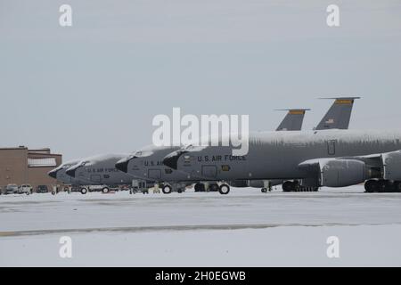 Tägliche Schneeereignisse in Kombination mit Temperaturen unter Null halten eine Gruppe von US Air Force KC-135 Stratotankern vom 185. Lufttanker der Iowa Air National Guard, der in den frühen Morgenstunden des 12. Februar 2021 auf der Fluglinie in Sioux City, Iowa, mit Schnee und Eis bedeckt ist. US Air Stockfoto