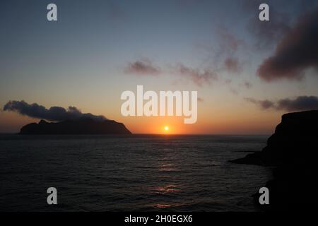 Blick auf den Sonnenuntergang und die Mykines Insel von Gasadalur, Vagar Insel, Färöer Inseln, Skandinavien, Europa. Stockfoto