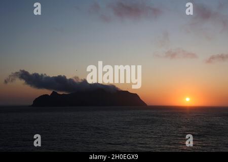 Blick auf den Sonnenuntergang und die Mykines Insel von Gasadalur, Vagar Insel, Färöer Inseln, Skandinavien, Europa. Stockfoto