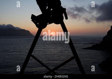 Blick auf den Sonnenuntergang und die Mykines Insel von Gasadalur, Vagar Insel, Färöer Inseln, Skandinavien, Europa. Stockfoto