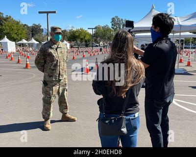 US Army Maj. Leroy Cisneros, ein Offizier der 40th Infantry Division der California National Guard, beantwortet während des Medientages Fragen von Mitarbeitern der California State University in Los Angeles, um die erste COVID-19-Impfstoffdistribution in Los Angeles am 12. Februar 2021 zu enthüllen. Cisneros ist ein Absolvent der Universität und dient als Offizier der California National Guard Truppen, die aktiviert wurden, um administrative Unterstützung für den Pilotstandort zu leisten. Stockfoto