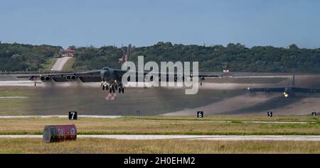 Eine Stratofortress der US Air Force B-52, die dem 96. Expeditionary Bomb Squadron zugewiesen wurde und von der Barksdale Air Force Base, La, eingesetzt wurde, hebt während des Trainings Cope North 21 auf der Andersen Air Force Base, Guam, 12. Februar 2021 ab. Rund 2,200 Mitarbeiter und 97 Flugzeuge wurden für Cope North 21 zusammengebracht, um die Kampfbereitschaft zu verbessern und die Interoperabilität zwischen der US-Luftwaffe, der Royal Australian Air Force und der Japan Air Self-Defense Force oder Koku-Jieitai zu verbessern. Stockfoto