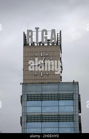 Uhrenturm des Hauptbahnhofs in der Stadt Riga Stockfoto