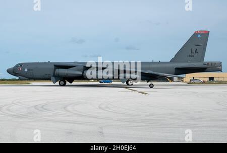 Eine Stratofortress der US Air Force B-52, die der 96. Expeditionary Bomb Squadron zugewiesen wurde und von der Barksdale Air Force Base, La, während des Trainings Cope North 21 auf der Andersen Air Force Base, Guam, eingesetzt wurde, besteuert wurde, 12. Februar 2021. Rund 2,200 Mitarbeiter und 97 Flugzeuge wurden für Cope North 21 zusammengebracht, um die Kampfbereitschaft zu verbessern und die Interoperabilität zwischen der US-Luftwaffe, der Royal Australian Air Force und der Japan Air Self-Defense Force oder Koku-Jieitai zu verbessern. Stockfoto