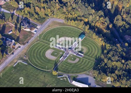 Luftaufnahme der Baseballfelder während eines sonnigen Herbstabends. Stockfoto