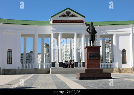 Touristen auf dem Bender Militärfriedhof in Transnistria Stockfoto