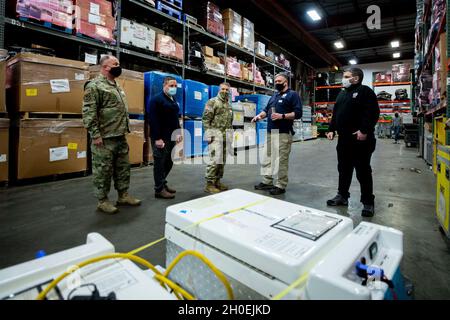 Task Force Northeast kommandierte General Maj. General Jeff Van und Chief Master Sgt. James Brown spricht mit Mitarbeitern des Federal Emergency Management Agency, des Büros 2 der Region, während einer Besichtigung der Einrichtung zur Unterstützung von COVID-19-Impfmaßnahmen. Das U.S. Northern Command setzt sich über die U.S. Army North weiterhin für die flexible Unterstützung der COVID-19-Reaktion der gesamten Regierung durch das Verteidigungsministerium ein. Stockfoto