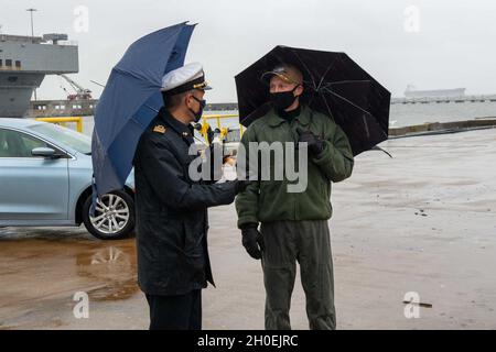 Der italienische Marinehafter Gianfranco Vizzini, Verteidigungsantaché, links, spricht mit dem US-Marinehafter Cassidy Norman, Kommandeur des Flugzeugträgers USS John C. Stennis (CVN 74), als italienisches Flaggschiff der Marine, zieht der Flugzeugträger CAVOUR (CVN 550) am 13. Februar 2021 in den Hafen der Naval Station Norfolk, Virginia. Der Besuch der Cavour ist Teil einer Reihe von Operationen neben US-Militärgütern, um die „Ready for Operations“-Zertifizierung der italienischen Marine für die sichere Landung und den Start von F-35B-Flugzeugen zu erlangen, die zweite US-Flotte übt operative Behörden über zugewiesene Schiffe aus und landet auf der Th Stockfoto