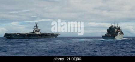 210213-N-OW019-0005 PAZIFISCHER OZEAN (FEB 13, 2020) der Flugzeugträger USS Nimitz (CVN 68) dampft nach einer Auffüllung auf See neben dem Trocken- und Munitionsschiff USNS Matthew Perry (T-AKE 9). Nimitz ist das Flaggschiff der Nimitz Carrier Strike Group und wird eingesetzt, um Operationen zur Sicherheit im Seeverkehr und die Zusammenarbeit im Bereich der Theatersicherheit durchzuführen. Stockfoto