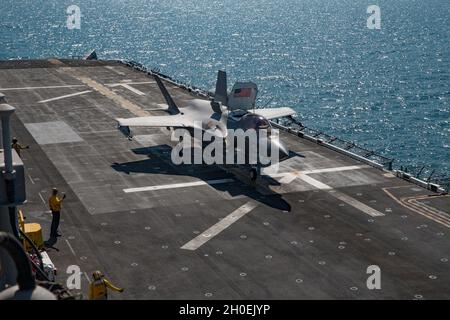 210213-M-PQ459-1013 ARABISCHER GOLF (FEB 13, 2021) – Ein U.S. Marine Corps F35B Lightning II, das der Marine Medium Tiltrotor Squadron 164 (verstärkt), 15. Marine Expeditionary Unit (MEU), zugewiesen wurde, bereitet sich darauf vor, während der Flugoperationen vom Flugdeck des amphibischen Angriffsschiffes USS Makin Island (LHD 8) abzuheben, um die Operation Inhärent Resolve zu unterstützen, Februar 13. Die Makin Island Amphibious Ready Group und die 15. MEU werden in das Einsatzgebiet der 5. US-Flotte eingesetzt, um die maritime Stabilität und Sicherheit in der Zentralregion zu gewährleisten und das Mittelmeer zu verbinden Stockfoto