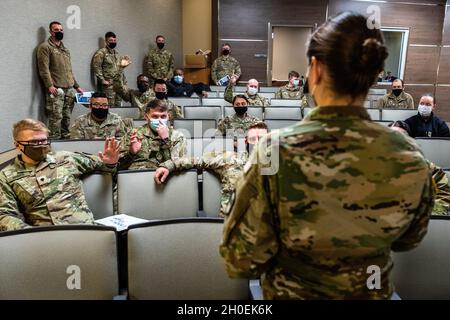 Sea Gurt, NJ, 13. Februar 2021 - Mitglieder des Title 10-Impfteams nehmen an einem Auftrag der Federal Emergency Management Agency (FEMA) zur Aufnahme, Staging, Weiterbewegung und Integration (RSOI) im New Jersey Air National Guard Training Center Headquarters zur Unterstützung der COVID-19-Impfeinsätze Teil. Die FEMA arbeitet mit staatlichen, lokalen, Stammes- und Gebietsregierungen an der kritischen Notwendigkeit, Impfzentren in unterversorgten Gemeinden zu eröffnen. K.C. Wilsey/FEMA Stockfoto