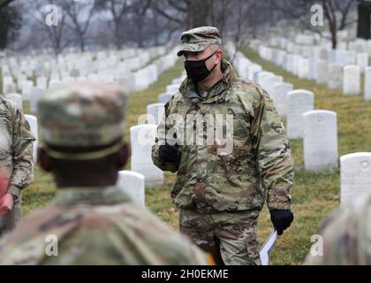 U.S. Army Command Sgt. Maj. Daniel Markle, der hochrangige Anführer des 2. Bataillons, des 108. Infanterie-Regiments, des 27. Infanterie-Brigade-Kampfteams, der 42. Infanterie-Division, der Nationalgarde von New York und der gebürtige Fairport, New York, spricht über die heroischen Aktionen des Ehrenmedaillenempfängers Sgt. Henry Johnson, bei einem Besuch des Nationalfriedhofs von Arlington, Virginia, 14. Februar 2021. Johnson, ein Veteran des 369. Infanterie-Regiments der New Yorker Nationalgarde im Ersten Weltkrieg, erhielt die Ehrenmedaille für seine Tapferkeit während eines zahlenmäßig überzähligen Kampfes mit deutschen Soldaten im Argonnenwald von Fra Stockfoto