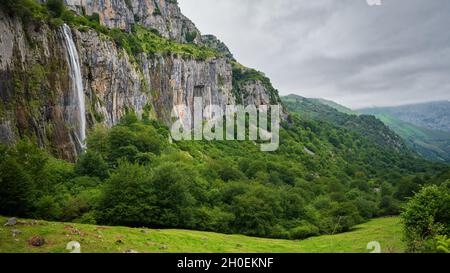 Bergige Landschaft mit Wasserfall. Quelle des Flusses Asón in Kantabrien, Spanien Stockfoto