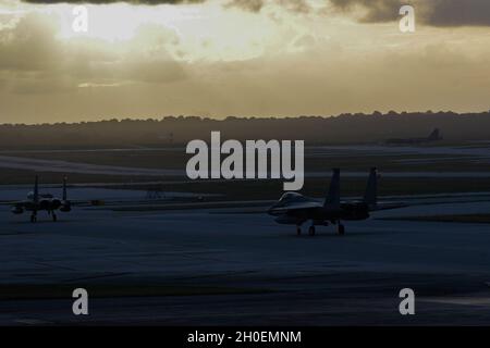 Zwei F-15C-Adler der US-Luftwaffe vom 44. Jagdgeschwader taxen nach einem Tag des Fliegens zur Übung Cope North 21, Andersen Air Force Base, Guam, 15. Februar 2021, die Start- und Landebahn. Cope North ist eine trilaterale Übung, die amerikanische, australische und japanische Streitkräfte zusammenbringt, um Fähigkeiten zu testen, die Fähigkeiten zur Bereitschaft zu verbessern und die Interoperabilität zu verbessern. Stockfoto