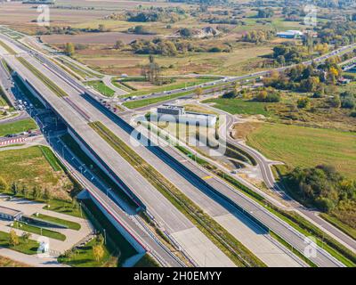 Aerial Stadtansicht mit Kreuzungen und Straßen, Häuser, Gebäude, Parks und Parkplätze, Brücken. Hubschrauber-Drohne geschossen. Breite Panorama-Bild. Stockfoto