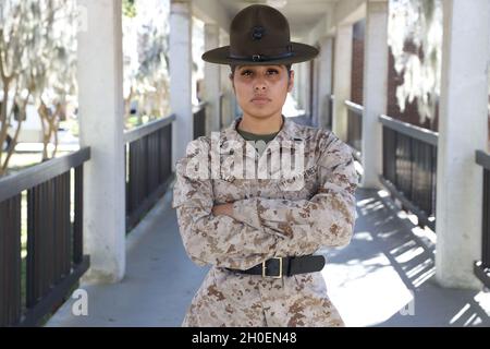 Sgt. Alli Faith Tellez mit Papa Company, 4. Rekrut Training Bataillon, besitzt ein Foto vom Rekruten des Marine Corps Depot Parris Island S.C., Sgt. Alli Faith Tellez ist einer der wenigen Sergeanten, die zum Senior Drill Instructor ernannt wurden, einem begehrten Billet, das traditionell dem Stabsfeldwebel oder dem Gunnery Sergeant vorbehalten ist. Stockfoto