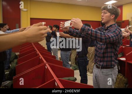 Rct. Samuel W. Landis mit Bravo Company, 1. Rekrut Training Bataillon, antwortet auf Befehle während des Empfangs am Marine Corps Recruit Depot, San Diego, 16. Februar 2021. An dieser Stelle werden Rekruten über die Artikel des Uniform Code of Military Justice informiert. Rct. Landis stammt aus Keller, Texas, und wurde von RS Fort Worth rekrutiert. Stockfoto