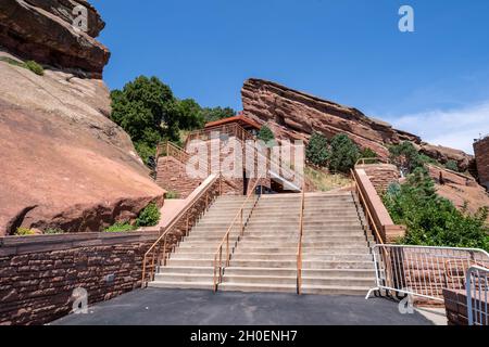 Morrison, Colorado - 30. Juli 2021: Stufen führen zum Red Rock Amphitheater in Colorado Stockfoto