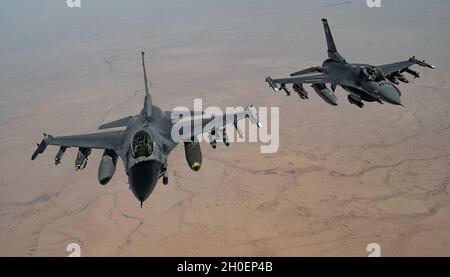 Zwei F-16 Fighting Falcon-Piloten der US Air Force manövrieren ihre Flugzeuge, nachdem sie von einem KC-135 Stratotanker, der dem 340. Expeditionary Aircraft Tanken Squadron zugewiesen wurde, Kraftstoff erhalten haben, während sie Routineoperationen über Südwestasien am 16. Februar 2021 fliegen. Die F-16 Fighting Falcon ist ein kompaktes, multifunktionalem Kampfflugzeug, das Luftstrom in den Zuständigkeitsbereich des US Central Command liefert. Stockfoto