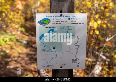 Silver Bay, Minnesota - 4. Oktober 2021: Karte für den Bean und Bear Lakes Loop Trail entlang des Superior Hiking Trail Stockfoto