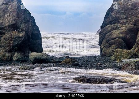 Wellen schlagen gegen Felsen am Ruby Beach im Bundesstaat Washington. Stockfoto