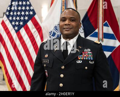 LT. Col. George Bolton Jr., Kommandant des 2. Bataillons, 69. Panzerregiment, 2. Panzerbrigade-Kampfteam, 3. Infanterie-Division, posiert nach Abschluss seiner Ausführungen bei der Einhaltung des Black History Month der Division im Club Stewart , Fort Stewart, Georgia, am 17. Februar 2021. Jedes Jahr im Februar ehrt die Spartan Brigade gemeinsam mit dem Rest der Nation die bemerkenswerten Leistungen afroamerikanischer Männer und Frauen. Stockfoto