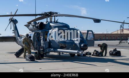 Mannschaften, die von zwei HH-60W „Jolly Green II“ Kampfhubschraubern auf der Edwards Air Force Base, Kalifornien, im Februar 17 ausgeladen wurden. Die HH-60W kamen von der AFB Eglin, Florida, an, um Flugtests durchzuführen. Stockfoto