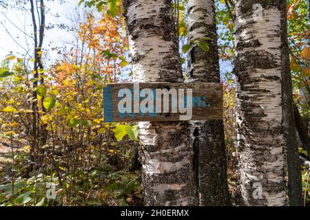 Schild für Penn Blvd in Silver Bay, 1.8 Meilen weiter, entlang des Superior Hiking Trail - Bean und Bear Lake Loop Stockfoto