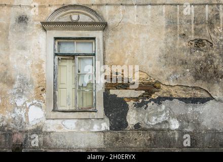 Verlassene baufällige Haus in Portugal. Stockfoto