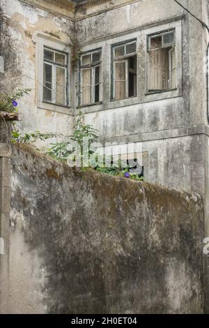 Verlassene baufällige Haus in Portugal. Stockfoto