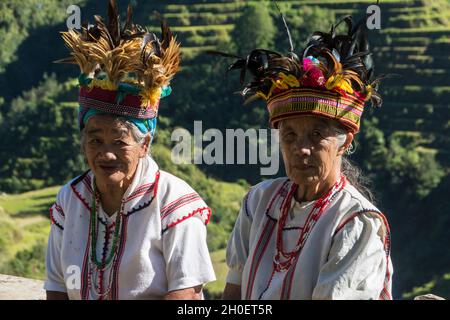 Zwei ältere Ifugao-Frauen in traditioneller Tracht. Banaue Reisterrassen im Hintergrund. Banaue, Provinz Ifugao, Philippinen Stockfoto