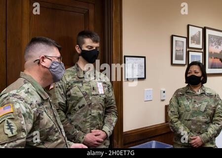 Der Oberst der US-Armee, Chris McKinney, links, Kommandeur der 177. Militärpolizeibrigade, der Michigan National Guard und der Joint Task Force Independence, Teil der Capitol Response Mission, trifft sich mit Oberst Lisa Hou, der vorläufigen Adjutanten-Generaloberin der New Jersey National Guard, in Washington, D.C., am 17. Februar 2021. Die Nationalgarde wurde aufgefordert, die Strafverfolgungsbehörden der Bundesstaaten bis Mitte März mit Sicherheit, Kommunikation, medizinischer Evakuierung, Logistik und Sicherheitsunterstützung für staatliche, Bezirks- und Bundesbehörden zu unterstützen. Stockfoto