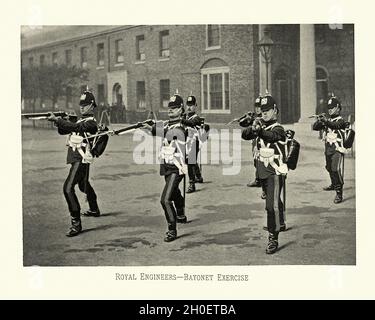 Vintage-Photographe von Soldaten, die Bajonett-Übungen machen, Royal Engineers der britischen Armee, Militäruniform, viktorianisches 19. Jahrhundert Stockfoto