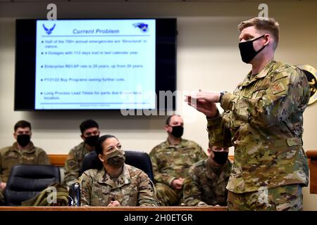 Die Zuschauer hören als Senior Master Sgt. AJ Kehl, Leiter der Feuerwehr der 8. Bauingenieursgeschwader, stellt während eines Wolf-Panzers im Konferenzraum des 8. Jagdflügels auf dem Kunstan Air Base, Republik Korea, einen Feuerwehrpanel-Simulator auf. Der Simulator wird am 17. Februar 2021 in Betrieb gesetzt. Die Leitung der Wing wählte drei der fünf Ideen aus, um eine vollständige oder teilweise Finanzierung zu erhalten, darunter den Feuerwehrpumpensimulator, 3D-Drucker und Bionic-Westen mit Exoskelett. Stockfoto