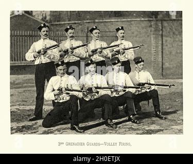 Vintage-Photograph von Soldaten der britischen Armee im Rang-Volley-Schießen, 3. Grenadier Guards, Militäruniform, viktorianisches 19. Jahrhundert Stockfoto