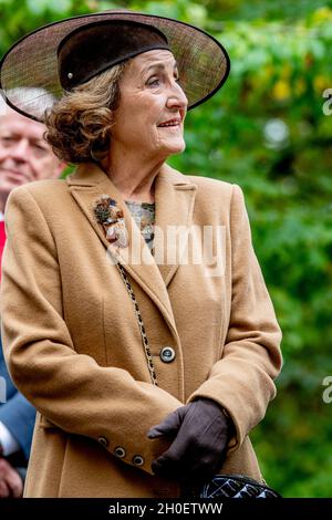 Almere, Niederlande. Oktober 2021. Prinzessin Margriet nimmt an der Gedenkfeier zum Gedenken an die getöteten Besatzungsmitglieder des kurzen Stirling BK716 auf dem Gedenkfeld im Bos der Onverzettelijken in Almere, Niederlande, am 12. Oktober 2021 Teil. Quelle: Patrick van Katwijk/dpa/Alamy Live News Stockfoto