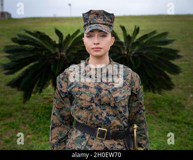 U.S. Marine Corps CPL. Rachel Rael, eine Verwaltungsexpertin des Installation Personnel Administration Center (IPAC), posiert während des vom Hauptquartier- und Unterstützungsbataillon gesponserten korporalen Kurses 3-21 auf Camp Foster, Okinawa, Japan, 17. Februar 2021 für ein Umweltportrait. Rael wird vom Marine Corps Manpower, Personnel and Administration Awards Program als Marine of the Year 2020 ausgezeichnet, das jährlich Marineinfanteristen ehrt, die herausragende Leistungen und Engagement für die Einsatzbereitschaft der Mission zum Ausdruck bringen. Rael stammt aus Santa Fe, New Mexico. Stockfoto