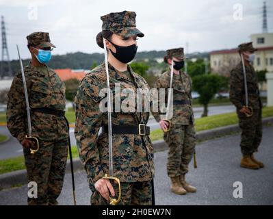 U.S. Marine Corps CPL. Rachel Rael, eine Verwaltungsexpertin des Installation Personnel Administration Center (IPAC), übt während des vom Hauptquartier- und Unterstützungsbataillon gesponserten Korporalkurses 3-21 auf Camp Foster, Okinawa, Japan, 17. Februar 2021 ein Schwerthandbuch. Rael wird vom Marine Corps Manpower, Personnel and Administration Awards Program als Marine of the Year 2020 ausgezeichnet, das jährlich Marineinfanteristen ehrt, die herausragende Leistungen und Engagement für die Einsatzbereitschaft der Mission zum Ausdruck bringen. Rael stammt aus Santa Fe, New Mexico. Stockfoto