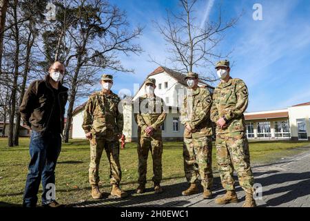 (Von links nach rechts) Joachim Strauch, ein Deutscher, der nach einem Autounfall von amerikanischen Soldaten behandelt wurde, steht neben seinen Rettern; Maj. Benjamin Stork, Chief Warrant Officer 2 Robert Riedel, Sgt. Patrick Carter und SPC. Bruce Cook, der Bravo Company, 6. General Support Aviation Bataillon, 101. Combat Aviation Brigade, zugewiesen wurde, während einer Preisverleihung, die das Team für seine Bemühungen würdigt, Grafenwoehr, Deutschland, 18. Februar 2021. Brig. General Christopher Norrie, Commander, 7. Armee Training Command, und Brig. General Thomas Hambach, Kommandant des Landeskommandos Bayern, waren beide vorgekommen Stockfoto