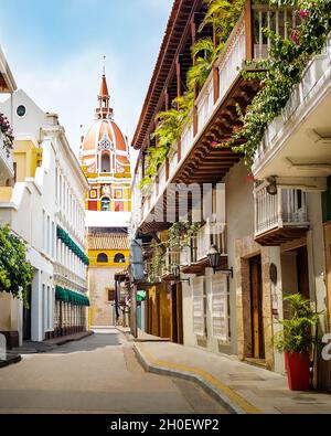 Blick auf die Straße und Dom - Cartagena de Indias, Kolumbien Stockfoto