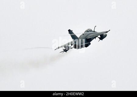 Ein AMX der italienischen Luftwaffe fliegt zur Unterstützung von Fallschirmjägern des 1. Bataillons, des 503. Infanterie-Regiments, der 173. Luftbrigade, des 4. Alpini-Regiments der italienischen Armee und des 16. Wing Force Protection der italienischen Luftwaffe und des 3. Wings während der Übung Eagle Ace II auf dem Rivolto-Militärstützpunkt der italienischen Luftwaffe, Udine, Italien, 18. Februar. 2021 unter Covid-19-Präventionsbedingungen. Ziel dieser Operation ist es, die Beziehungen zur Gastgebernation zu verbessern, das Bündnis zu stärken und die Interoperabilität der NATO zu erhöhen. Die 173rd Airborne Brigade ist die US Army Contingency Response Force in Europa, die in der Lage ist, bereit zu projizieren Stockfoto