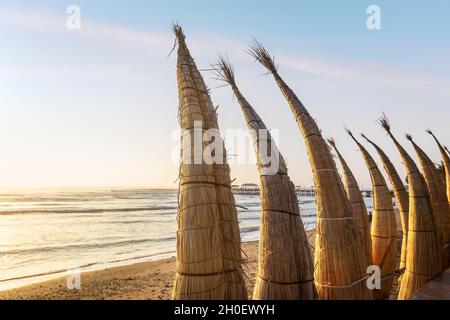 Traditionelle Schilfboote namens Caballitos de totora - Huanchaco, Trujillo, Peru Stockfoto