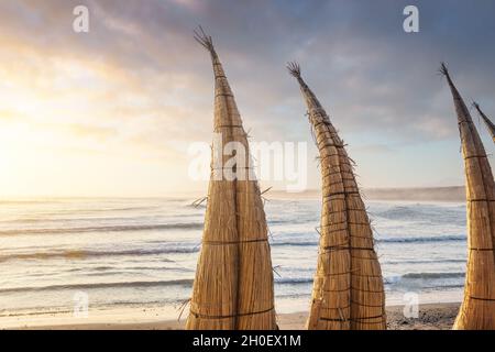 Traditionelle Schilfboote namens Caballitos de totora - Huanchaco, Trujillo, Peru Stockfoto