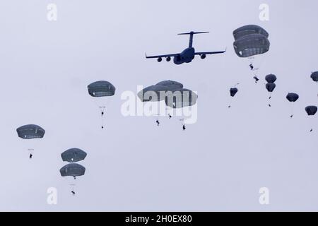 Fallschirmjäger mit dem Kampfteam der 4. Infanterie-Brigade (Airborne), 25. Infanterie-Division, führten im Rahmen von Arctic Warrior 21, 18. Februar, in der Malemute Drop Zone, Alaska, eine zweite Luftoperation durch. Die Fallschirmjäger des 1. Bataillons, des 501. Fallschirmjäger-Infanterie-Regiments und des 6. Brigade-Ingenieur-Bataillons (Airborne) sprangen zuvor in verschneiten Himmel und beendeten dann Ruck-Märsche, um ihre Fähigkeit zu bestätigen, luftgestützte Operationen unter arktischen Bedingungen durchzuführen. Die Spartan Brigade ist das einzige Luftgefechterteam der Infanteriebrigade im arktischen und pazifischen Raum, das das Kampfflugzeugkommando zur Verfügung stellt Stockfoto