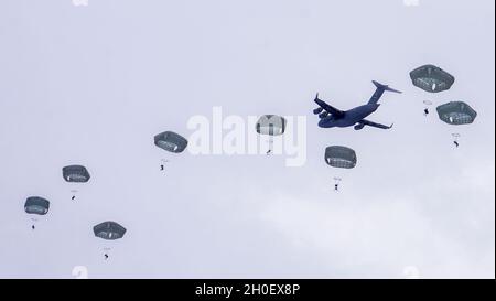 Fallschirmjäger mit dem Kampfteam der 4. Infanterie-Brigade (Airborne), 25. Infanterie-Division, führten im Rahmen von Arctic Warrior 21, 18. Februar, in der Malemute Drop Zone, Alaska, eine zweite Luftoperation durch. Die Fallschirmjäger des 1. Bataillons, des 501. Fallschirmjäger-Infanterie-Regiments und des 6. Brigade-Ingenieur-Bataillons (Airborne) sprangen zuvor in verschneiten Himmel und beendeten dann Ruck-Märsche, um ihre Fähigkeit zu bestätigen, luftgestützte Operationen unter arktischen Bedingungen durchzuführen. Die Spartan Brigade ist das einzige Luftgefechterteam der Infanteriebrigade im arktischen und pazifischen Raum, das das Kampfflugzeugkommando zur Verfügung stellt Stockfoto